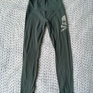 Lululemon SoulCycle green skull leggings size 6